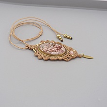 Collier en micro-macram&eacute; beige avec une pierre naturelle, le jaspe l&eacute;opard